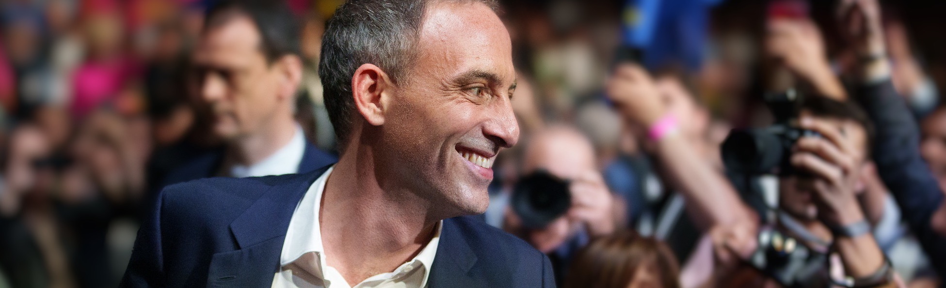 Raphaël Glucksmann souriant au milieu d’une foule lors d’un meeting